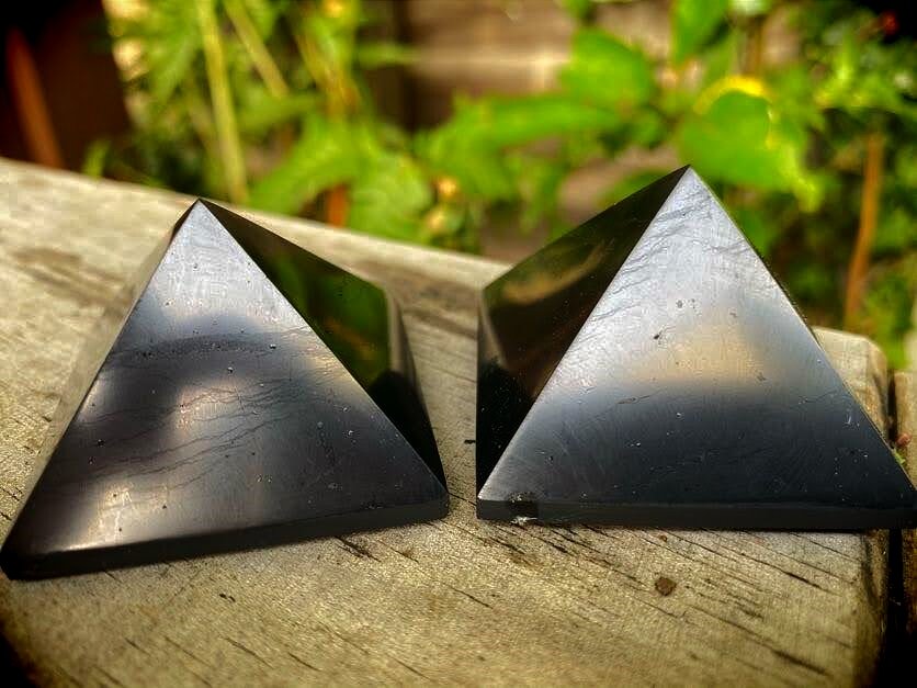 Shungite Pyramid – Rocks & Rubies